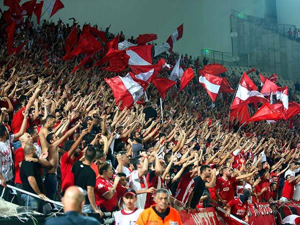 אוהדי הפועל תל אביב. הצגה באצטדיון המחודש(אלן שיבר)