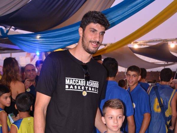 הקפטן החדש הוצג בערב הגאלה. אליהו (באדיבות מכבי אשדוד)