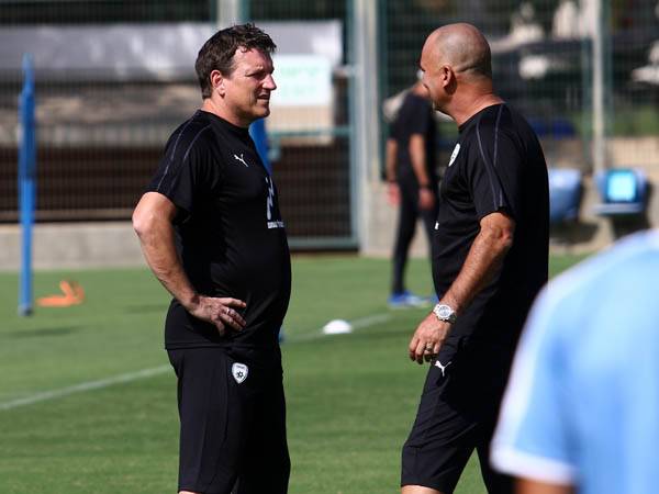 הרצוג הסביר לשחקנים איך אפשר לנצח באוסטריה (יוסי ציפקיס)