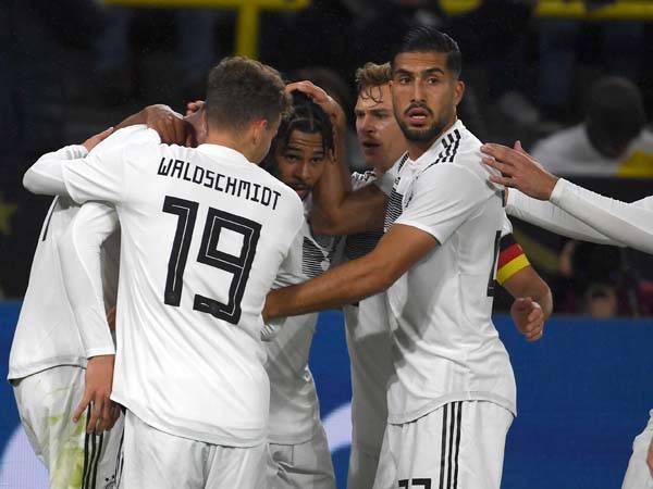 ההתחלה הייתה שלהם. שחקני נבחרת גרמניה חוגגים עם גנברי (getty)