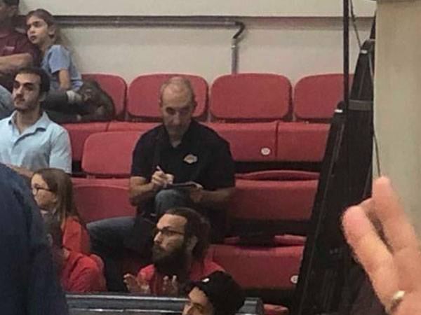 ב-NBA עוקבים. הסקאוט אנטוניו מצ'יאראס עוקב אחרי מדר (עמרי מנהיים)