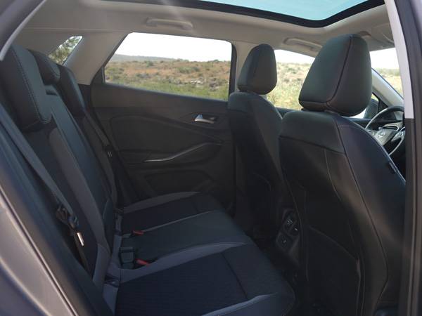 המרחב האחורי בהחלט שימושי אבל אינו יוצא דופן. פתחי מיזוג נפרדים