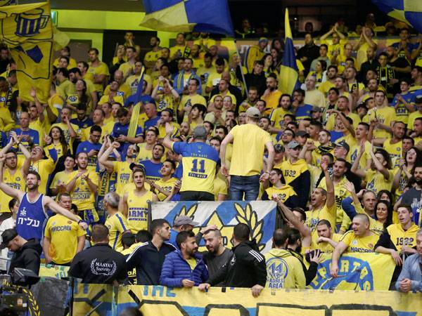 אוהדי מכבי. נהנים במבצר (אלן שיבר)