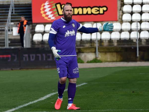 עמוס. במועדון הופתעו (ברני ארדוב)