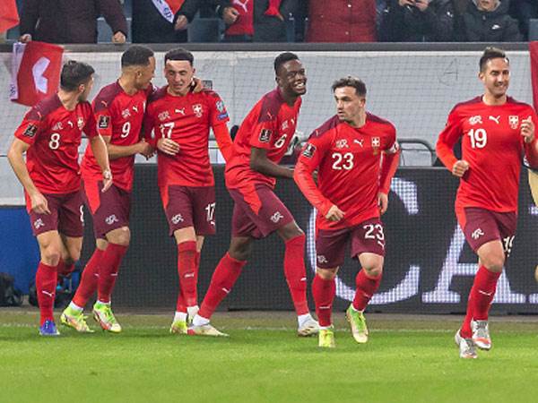 מוטב מאוחר. שחקני שווייץ חוגגים את השער השלישי בפעם השלישית (Getty)