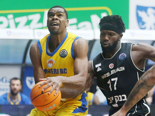 היוונים הגיעו ראשונים לכל ריבאונד התקפה (FIBA)