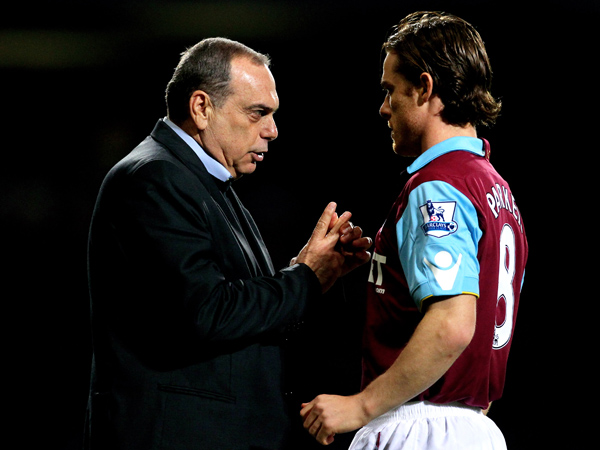 פארקר וגרנט. הקפטן דאג למאמן הישראלי (Getty)