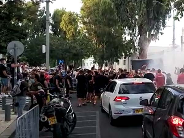 אוהדי ב"ש הטריפו את השחקנים מחוץ למגרש, אך לא זכו לחגוג במגרש (אלן שיבר)