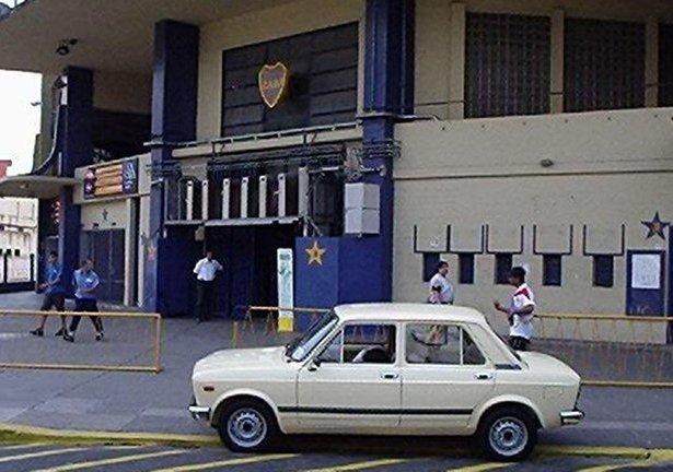 כאן מצולמת ה-128 ליד אצטדיון הבונבוניירה