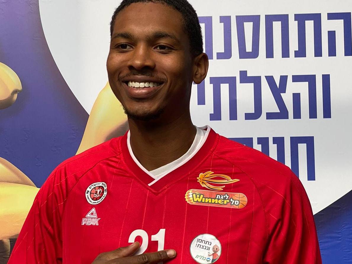 מלקולם היל אחרי החיסון (צילום: עיריית ירושלים)