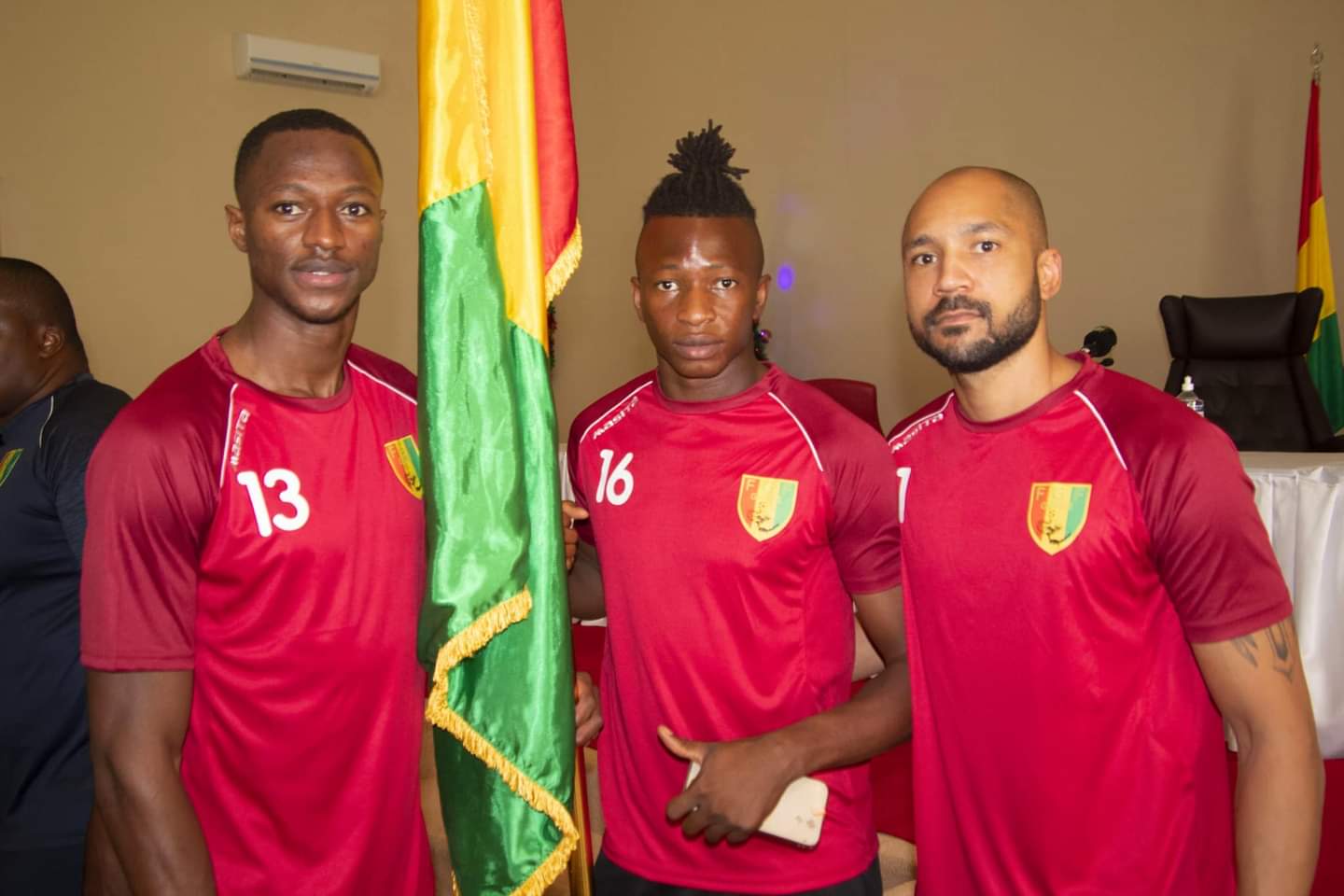 נראים לא רגועים. שחקני נבחרת גינאה