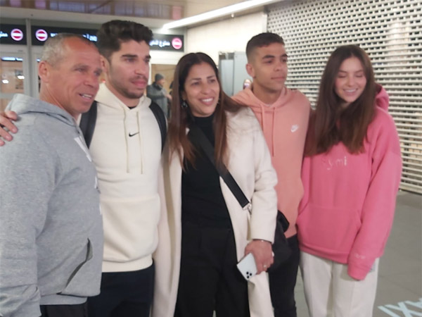 מנור ומשפחתו. טוב שחזרת