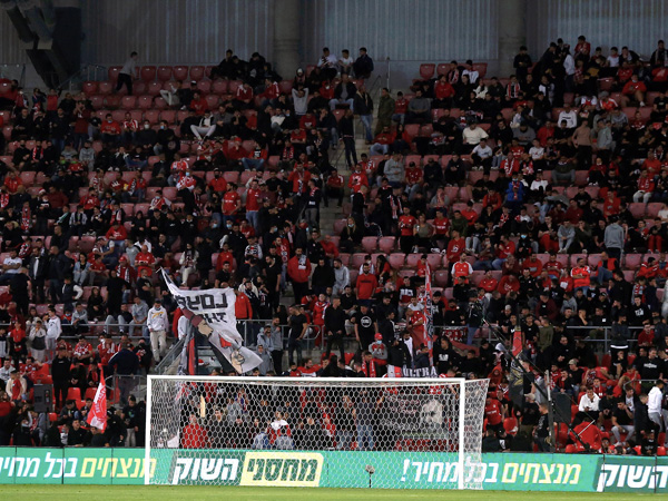 הקהל האדום. לא הגיע בכמויות גדולות, אך סיפק אווירה שהזכירה ימים יפים (אלן שיבר)