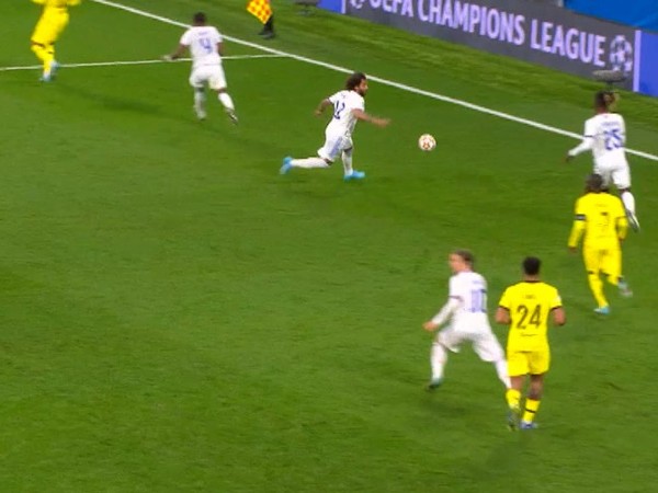 המבט של מודריץ' שמאלה. המהלך החל עוד לפני שהכדור היה אצלו ברגל