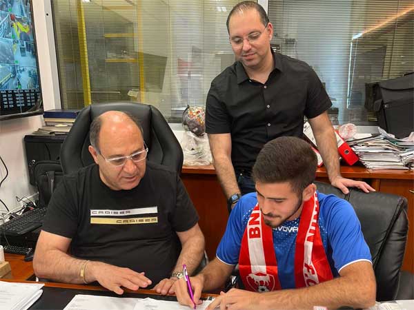 חתם לארבע שנים