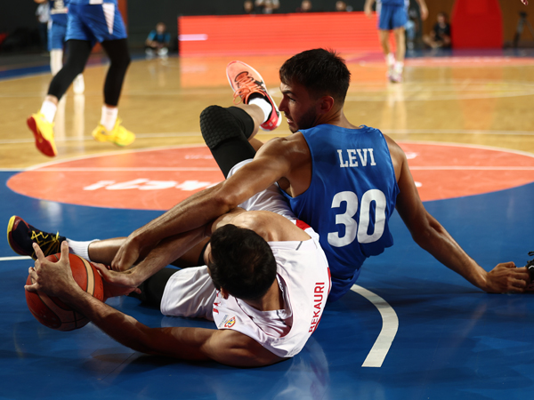 הציגו לחימה על הפרקט (Basketball Somova)