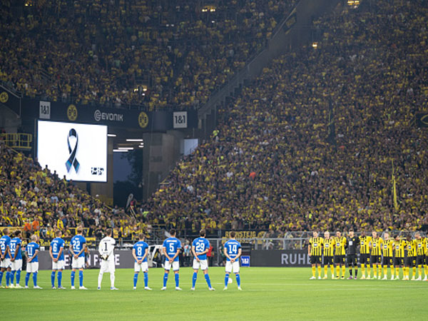רגע מרגש באיצטדיון של דורטמונד (Bernd Thissen/picture alliance via Getty)
