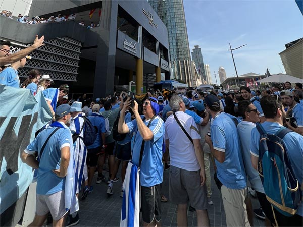 אוהדי אורוגוואי מחוץ למלון הנבחרת (מתוך טוויטר)