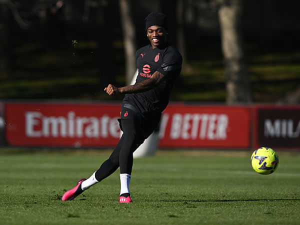 לאאו רוצה להוציא את העגלה מהבוץ (Claudio Villa/AC Milan via Getty Images)