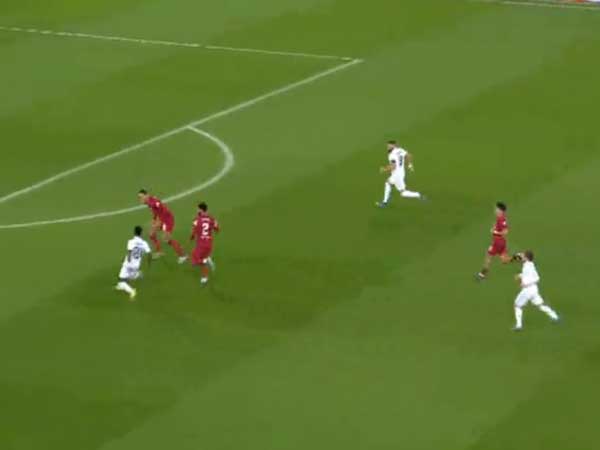 ויניסיוס מושך אליו את ואן דייק וגומז, ומשאיר את בנזמה לבד