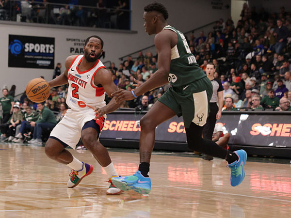 קאמבק מעניין (Mike E. Roemer/NBAE via Getty Images)