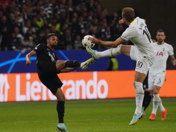 קיין נגד פרנקפורט. בדרך לבונדסליגה? (Hasan Bratic/DeFodi Images via Getty Images)