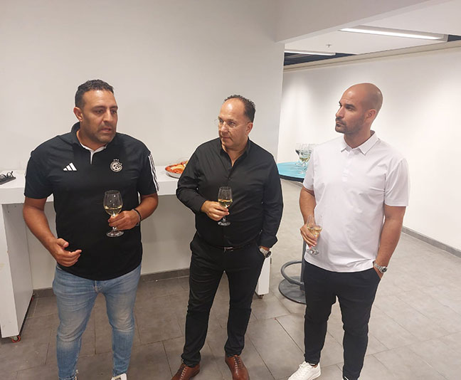 הירוקים בהרמת כוסית לפני מסיבת העיתונאים