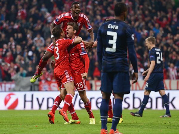 מולר. כבש נגד יונייטד גם לפני עשור (Lars Baron/Bongarts/Getty Images)