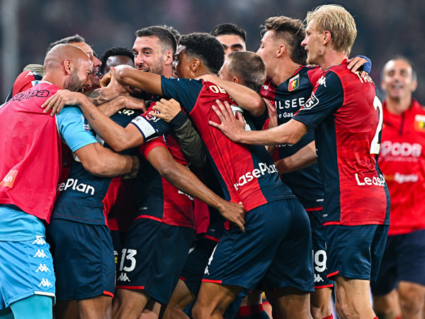 שחקני גנואה חוגגים ניצחון ענק (GETTY)