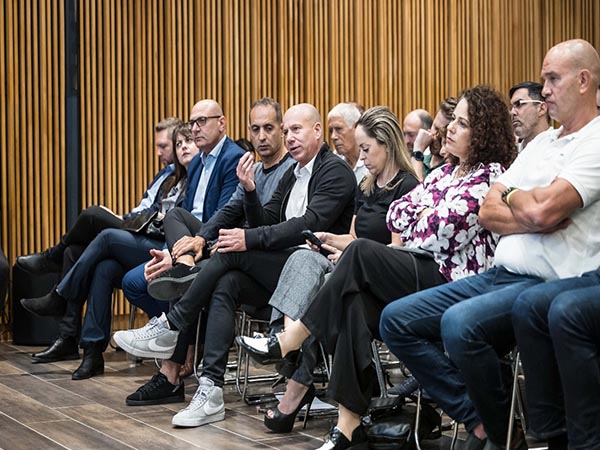 יו"ר מנהלת הכדורסל שטיינברג ויו"ר ההתאחדות לכדורגל זוארץ בדיון (צילום: עודד קרני, לע"מ)