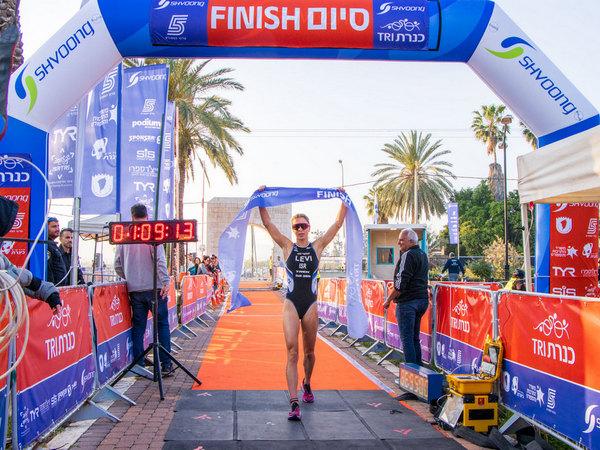 אביב לוי מנצחת ב-TRI כנרת | צילום: צלמי שוונג