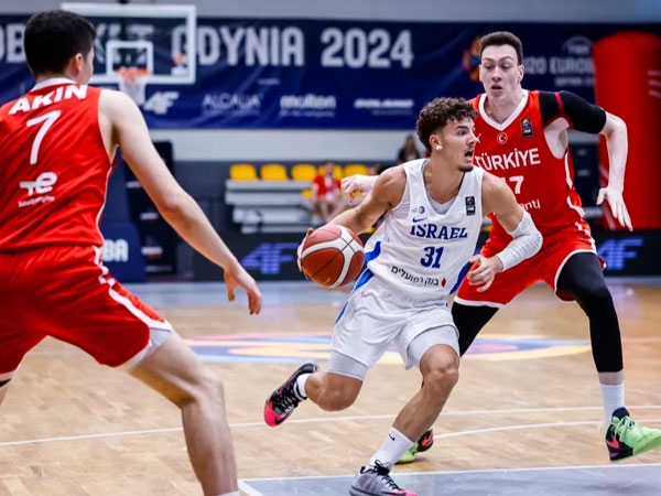ניהול משחק ענק שלו. נועם יעקב (FIBA)