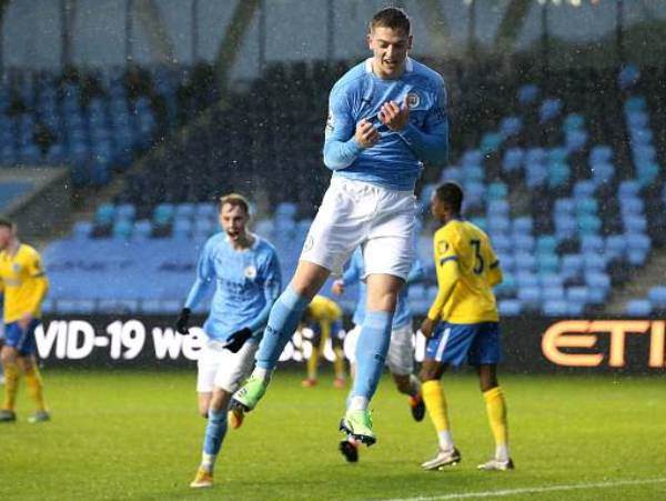 ליאם דלאפ חוגג, קול פאלמר ברקע. החברים מסיטי מתאחדים בצ`לסי (GETTY)