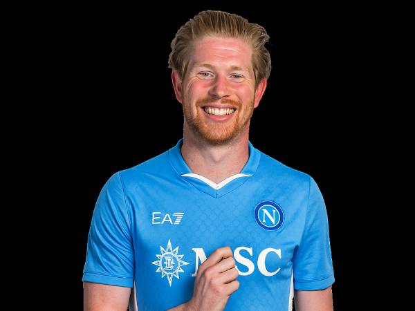 קווין דה בריינה עם החולצה של נאפולי. בקרוב ההודעה הרשמית