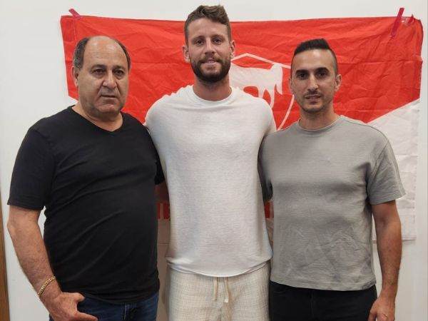 שמיר וסוכנו אריאל בוזורגי. תחנה חדשה בליגה (באדיבות בני סכנין)