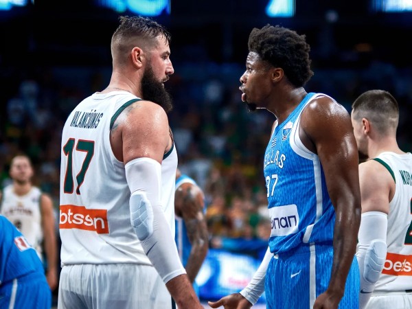 ועל המגרש קיבלנו שתי חבורות נחושות (FIBA)