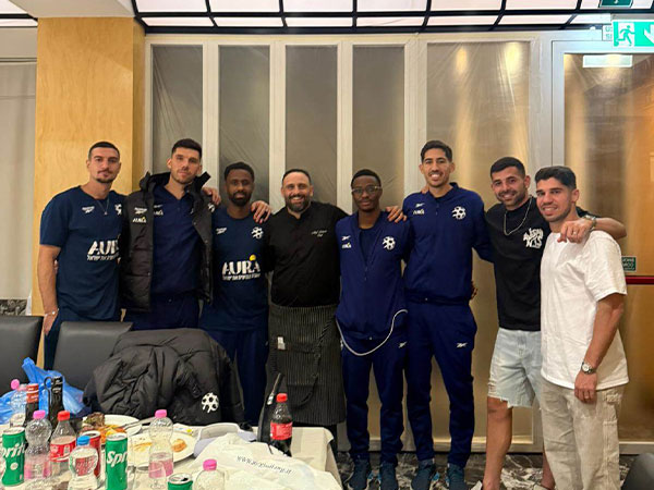 שחקני הנבחרת והשף