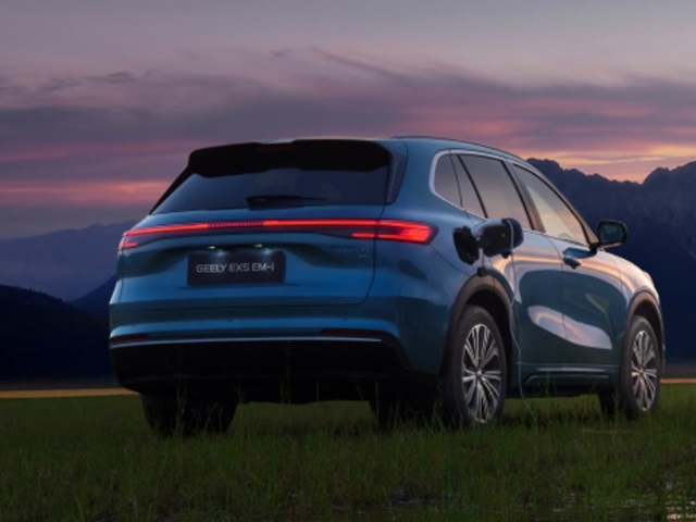 חולק פלטפורמה עם ה-EX5, מזכיר אותו בעיצוב, רק ארוך ממנו