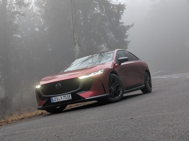 הביצועים לא מסעירים, גם לא במצב SPORT, וציפינו ליותר מרכב הנעה אחורית עם סמל מאזדה בחזית