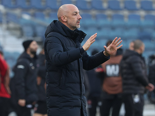 עומדים מאחוריו, בכל מחיר. לאזטיץ` (צילום: דני מרון)