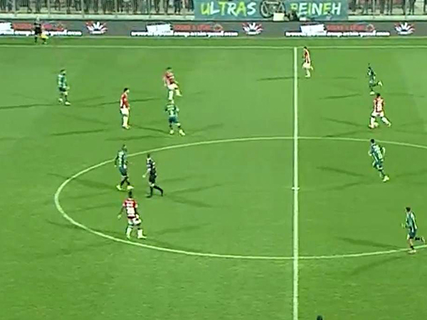 ונטורה מוביל כדור, שני הקשרים האחרים מקדימה