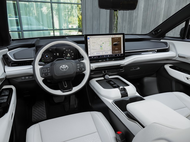 העיצוב מרגיש עמוס. לוח מחוונים “12.3 ומסך מולטימדיה “14, ויש לא מעט כפתורים פיזיים