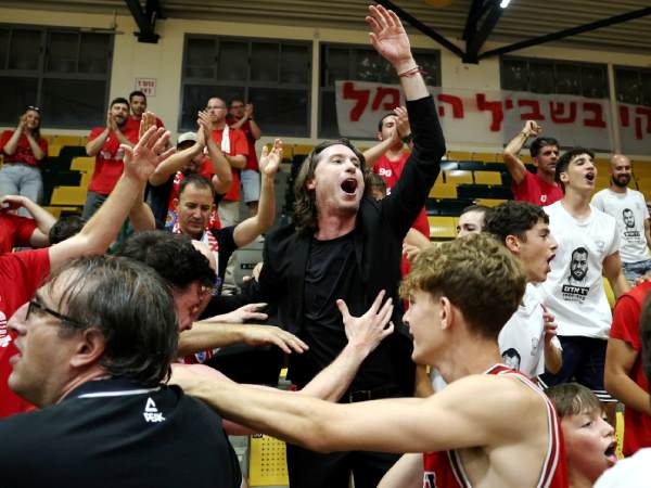 לא היה יכול להפסיד איתם. אבשלום חוגג עם הקהל (אלן שיבר)