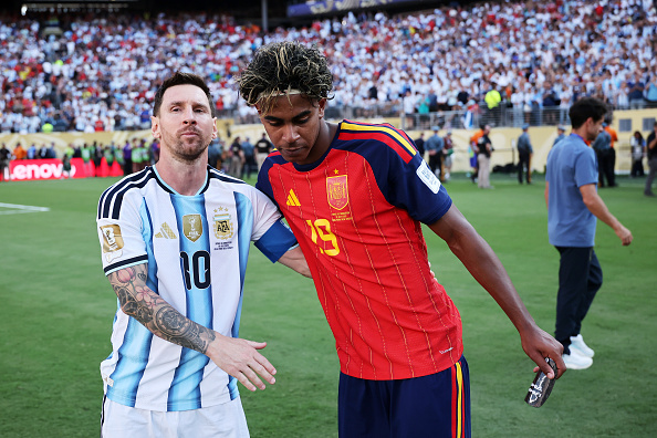 העברת הלפיד (Hector Vivas - FIFA/FIFA via Getty Images)