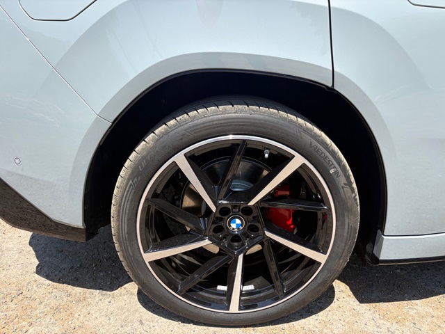 מגרסת ה-M-Sport יש בלמים תואמים וקליפרים בצבע אדום