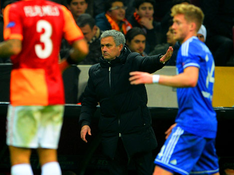 מאנצ'יני מחכה לו בפינה. מוריניו (GETTYIMAGES)