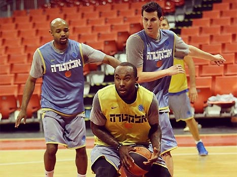 רייס, פניני והיקמן באימון במינכן (צילום: אינטסגרם מכבי ת"א)
