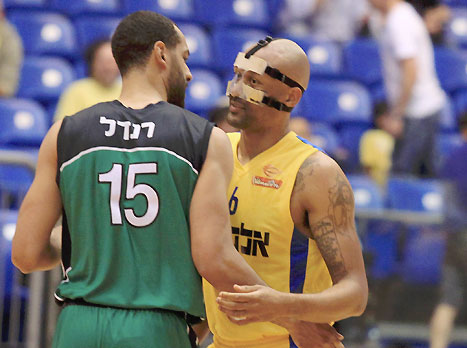 עם מסיכה מיוחדת. סמית' (צילום: אלן שיבר)