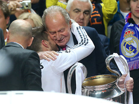 המלך חואן קרלוס. ברך על הגביע, ויתר על הכתר (gettyimages)