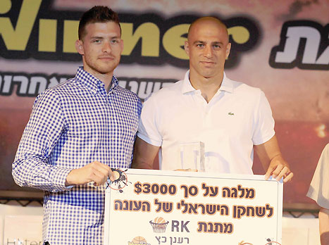 מעל כולם. ה-MVP רביב לימונד, ושחקן המאבריקס גל מקל (אלן שיבר)
